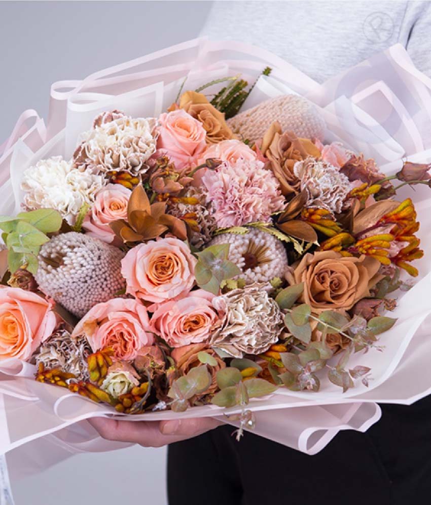 Get Premiere Automne Hand Bouquet Price Online Doha Qatar