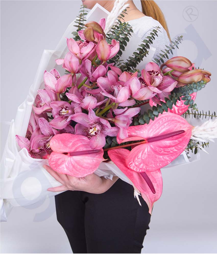 Premiere Exquisite Hand Bouquet Price Online Doha Qatar